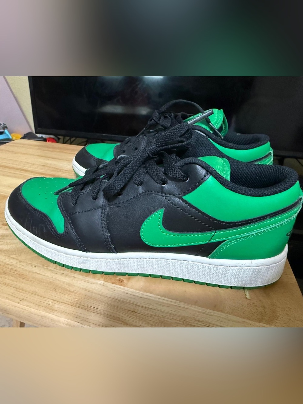 Nike Kids Black and Green Low-Top Sneakers